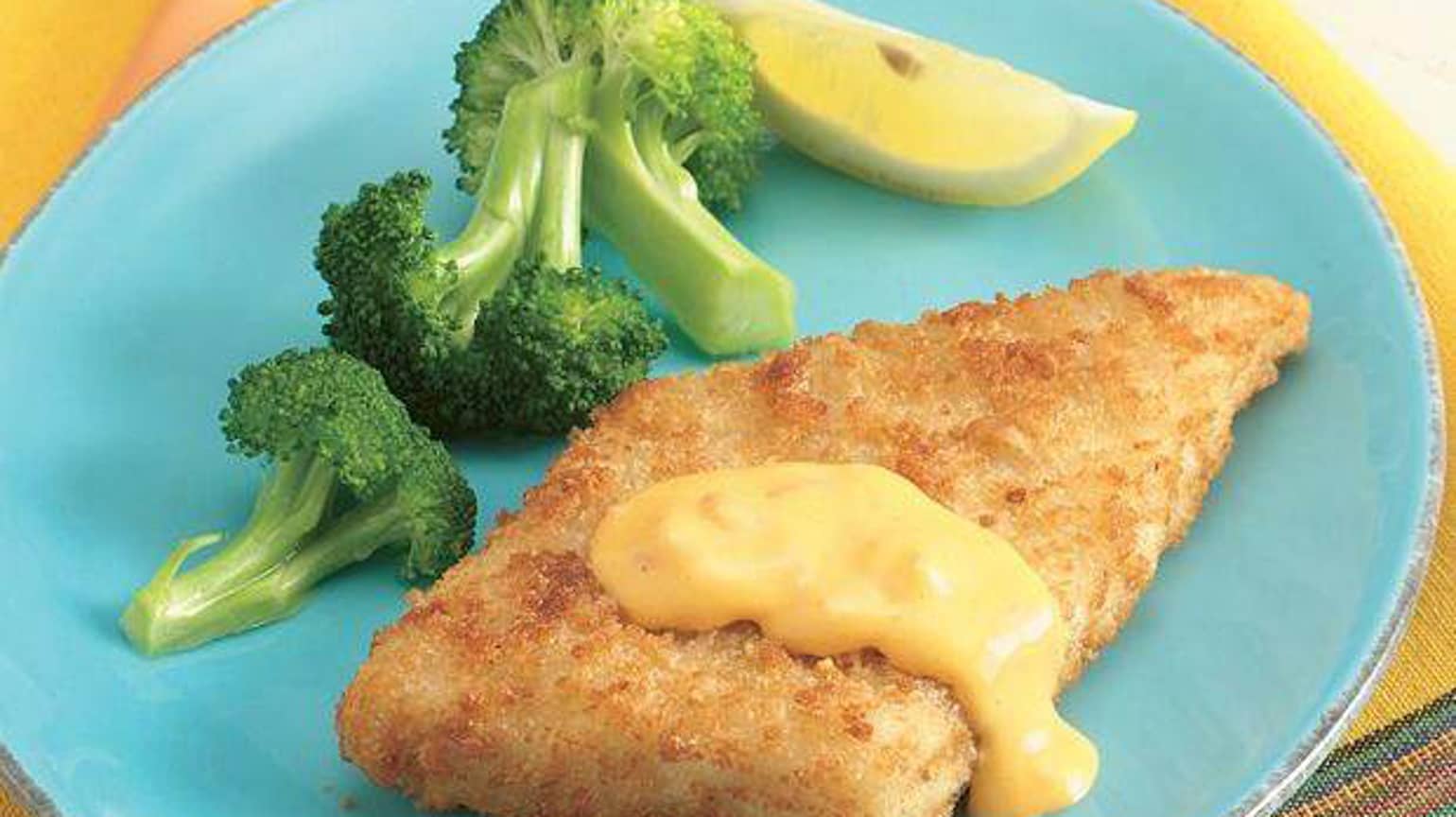 Panierte Fischfilets mit Nacho-Sauce